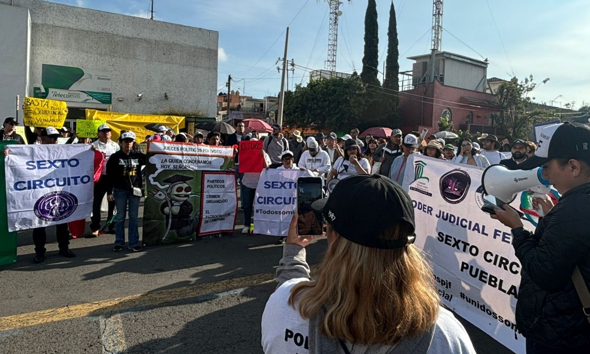 Foto: Especial/ Trabajadores del Poder Judicial de la Federación se presentaron en el acceso principal de la Cámara de Diputados