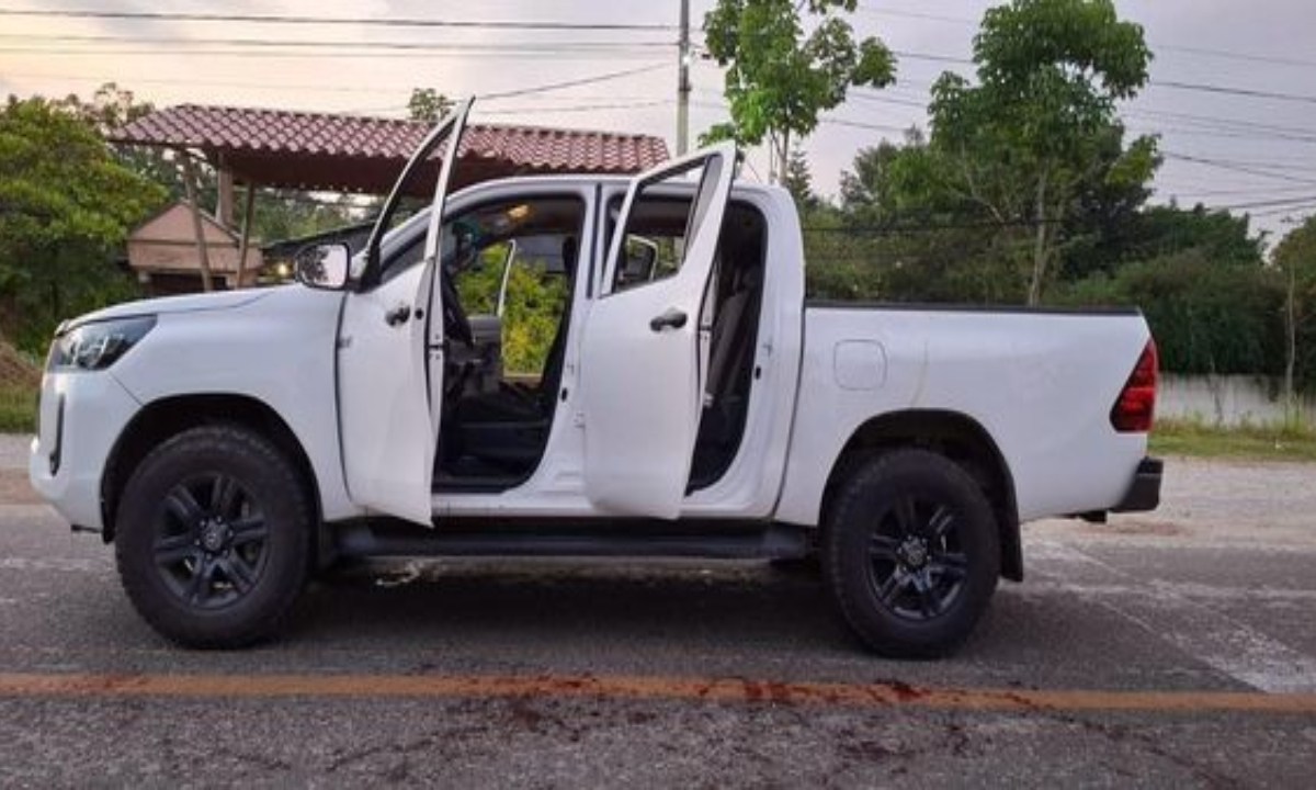 Foto: X@lucia_G10795/ En el lugar quedaron varias camionetas blindadas abandonadas, mismas que fueron resguardadas por los elementos del Ejército y policías