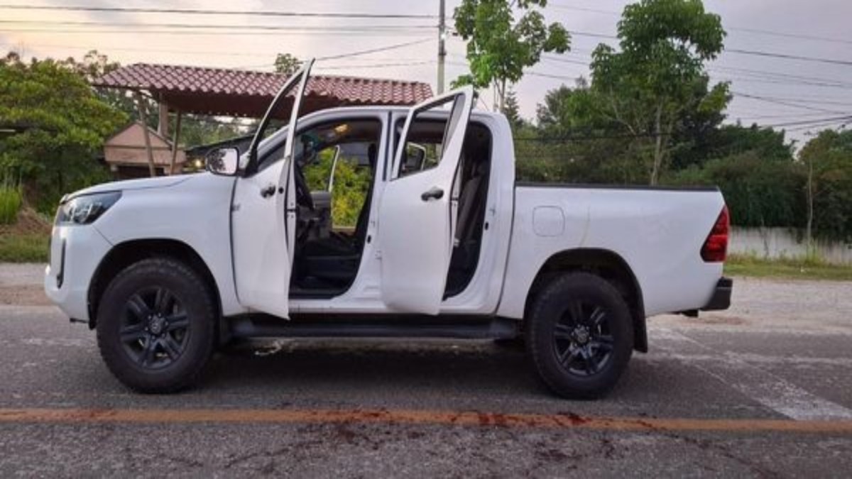 Foto: X@lucia_G10795/ En el lugar quedaron varias camionetas blindadas abandonadas, mismas que fueron resguardadas por los elementos del Ejército y policías