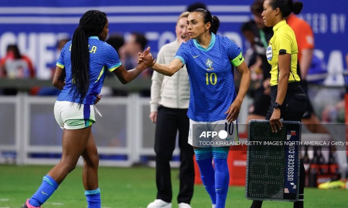 La histórica jugadora brasileña de futbol, Marta, recibió dos fechas de suspensión y se perderá la semifinal olímpica ante España