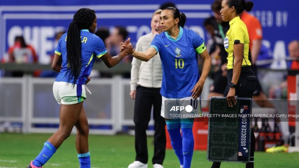 La histórica jugadora brasileña de futbol, Marta, recibió dos fechas de suspensión y se perderá la semifinal olímpica ante España