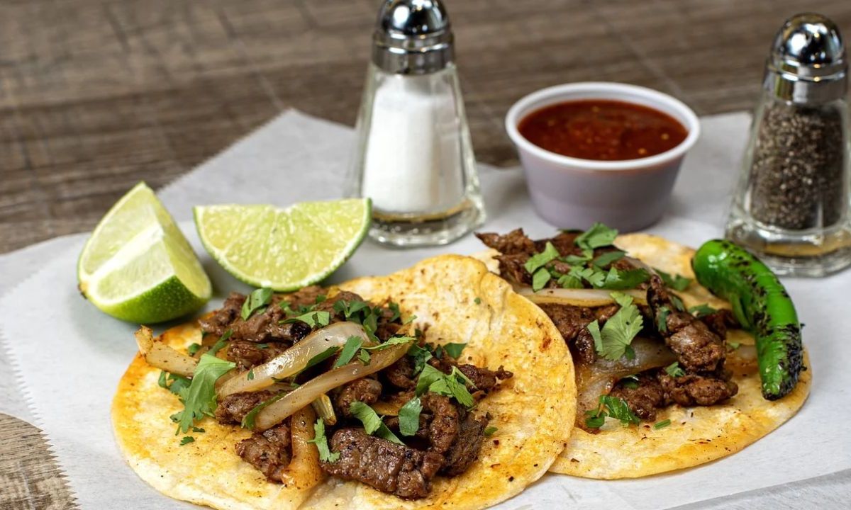 Desde tacos, alitas de pollo, guacamole y totopos son de los platillos predilectos para cuando las personas se reúnen a ver eventos deportivos