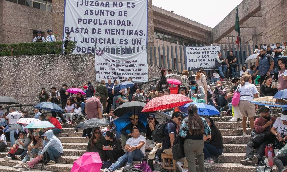 Trabajadores que se manifiestan a las afueras del Poder Judicial Federal en San Lázaro lamentan la falta de apoyo de los sindicatos