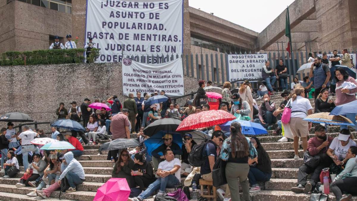 Trabajadores que se manifiestan a las afueras del Poder Judicial Federal en San Lázaro lamentan la falta de apoyo de los sindicatos