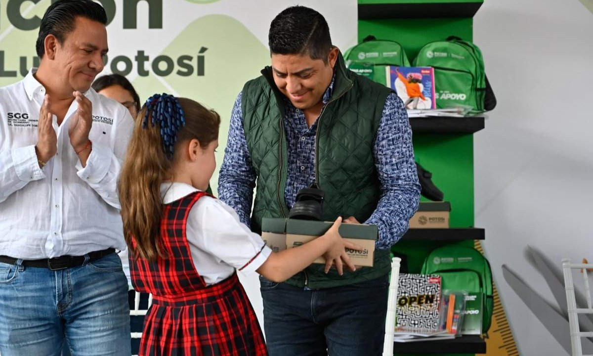 El Gobernador de SLP continuó con la entrega de mochilas, útiles, zapatos y cuadernos de trabajo del programa "Potosí para la Educación"