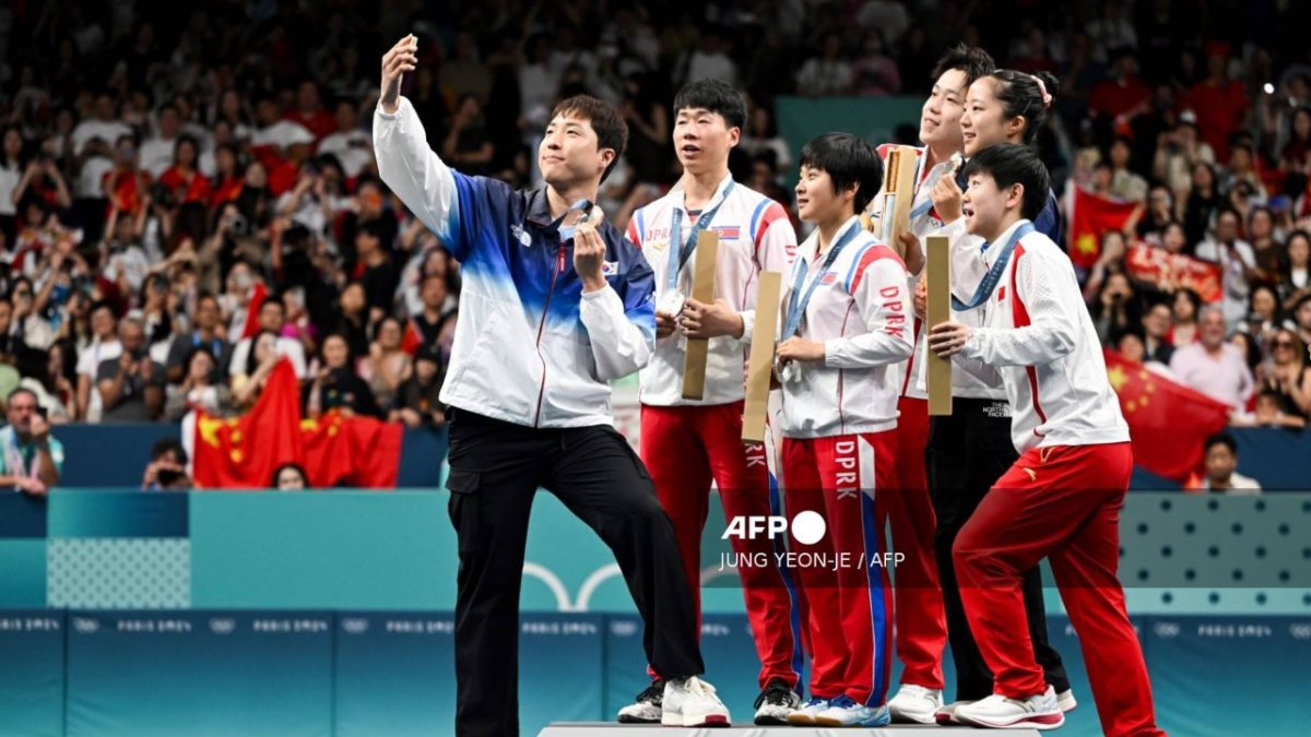 La épica selfie, tomada en París 2024, entre jugadores de tenis de mesa de Corea del Sur, Corea del Norte y China, tendría consecuencias