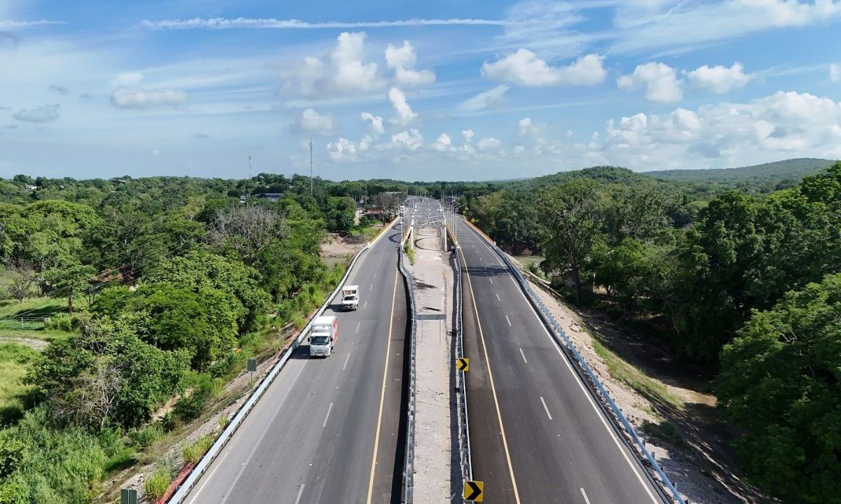 La modernización de la carretera Ciudad Valles-Tamazunchale constituye una base sólida al sumar 465 obras entregadas, afirmó Jorge Nuño Lara.