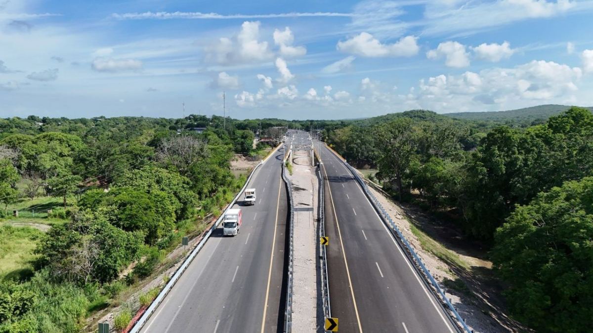 La modernización de la carretera Ciudad Valles-Tamazunchale constituye una base sólida al sumar 465 obras entregadas, afirmó Jorge Nuño Lara.