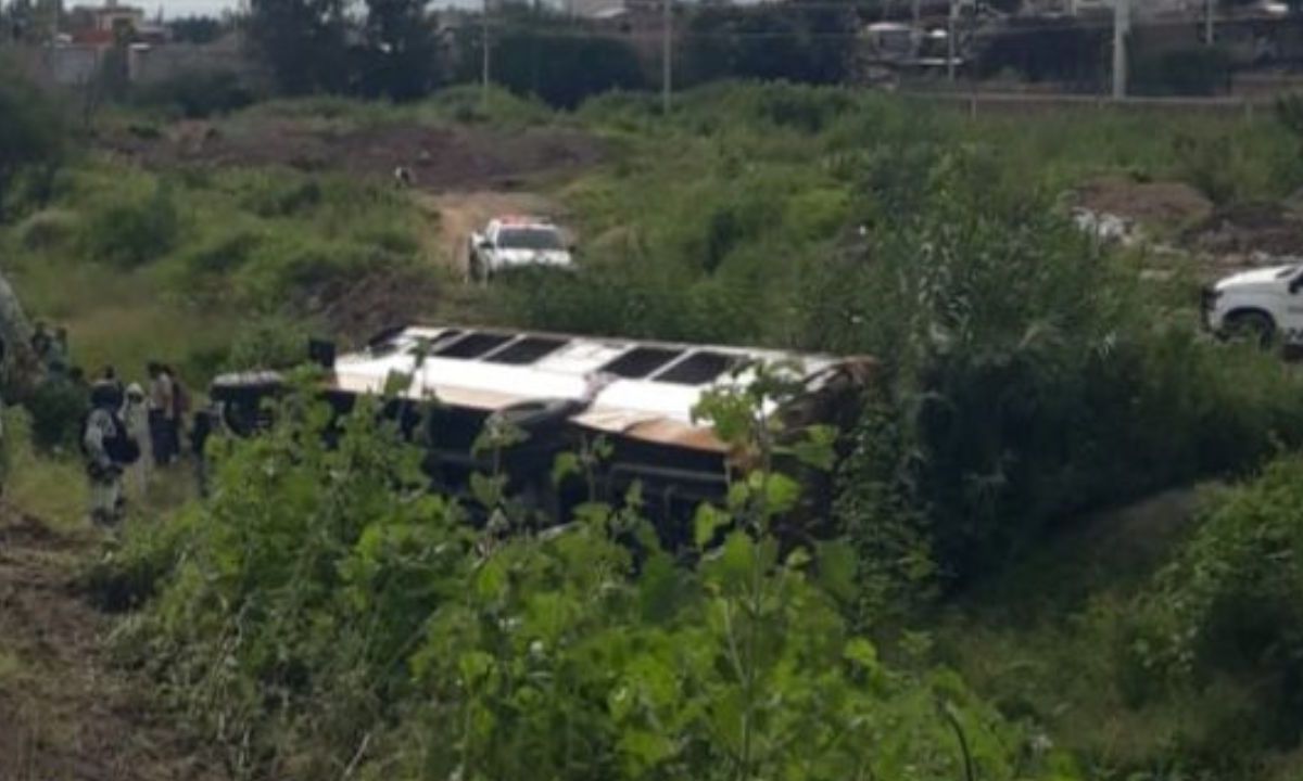 Una estudiante de Jalisco muere en volcadura de un autobús en Celaya: hay al menos 30 heridos