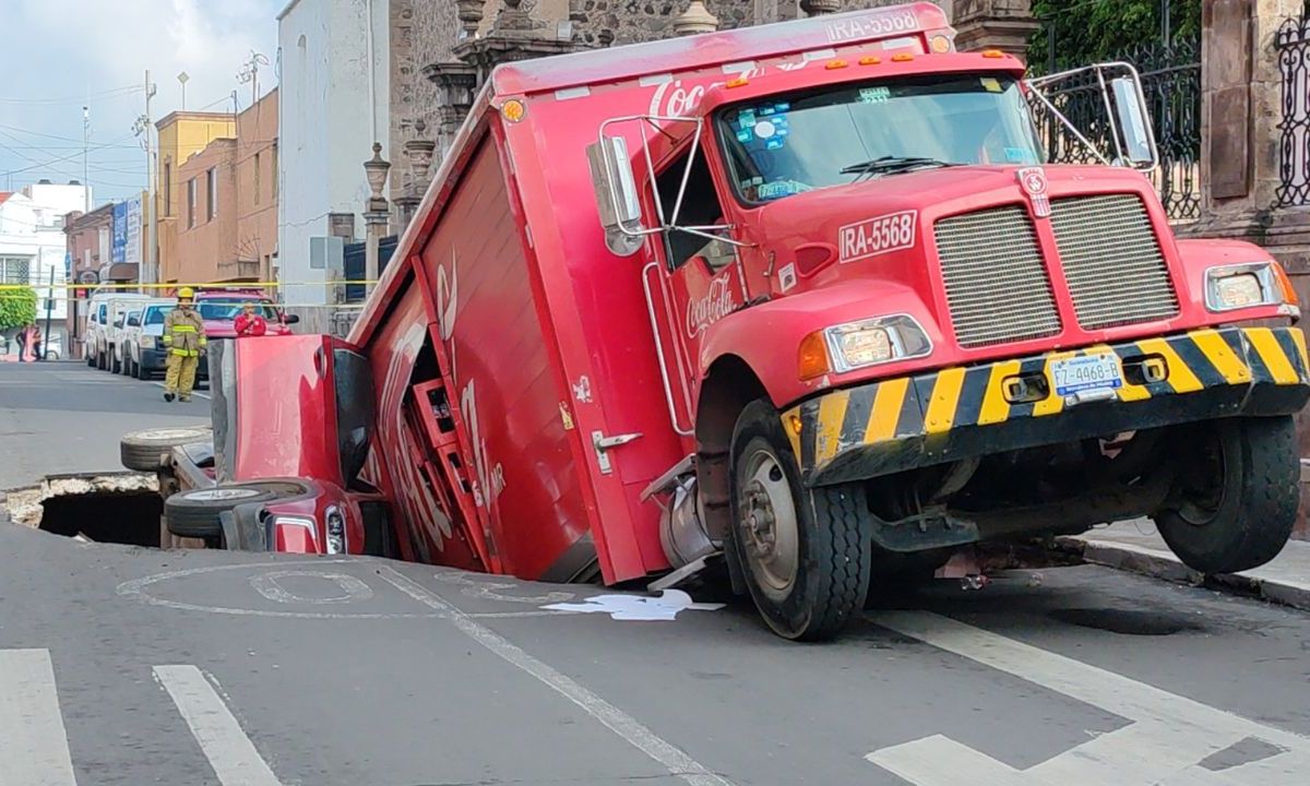 Socavón se tragó a vehículo familiar y camión de Coca Cola en Irapuato