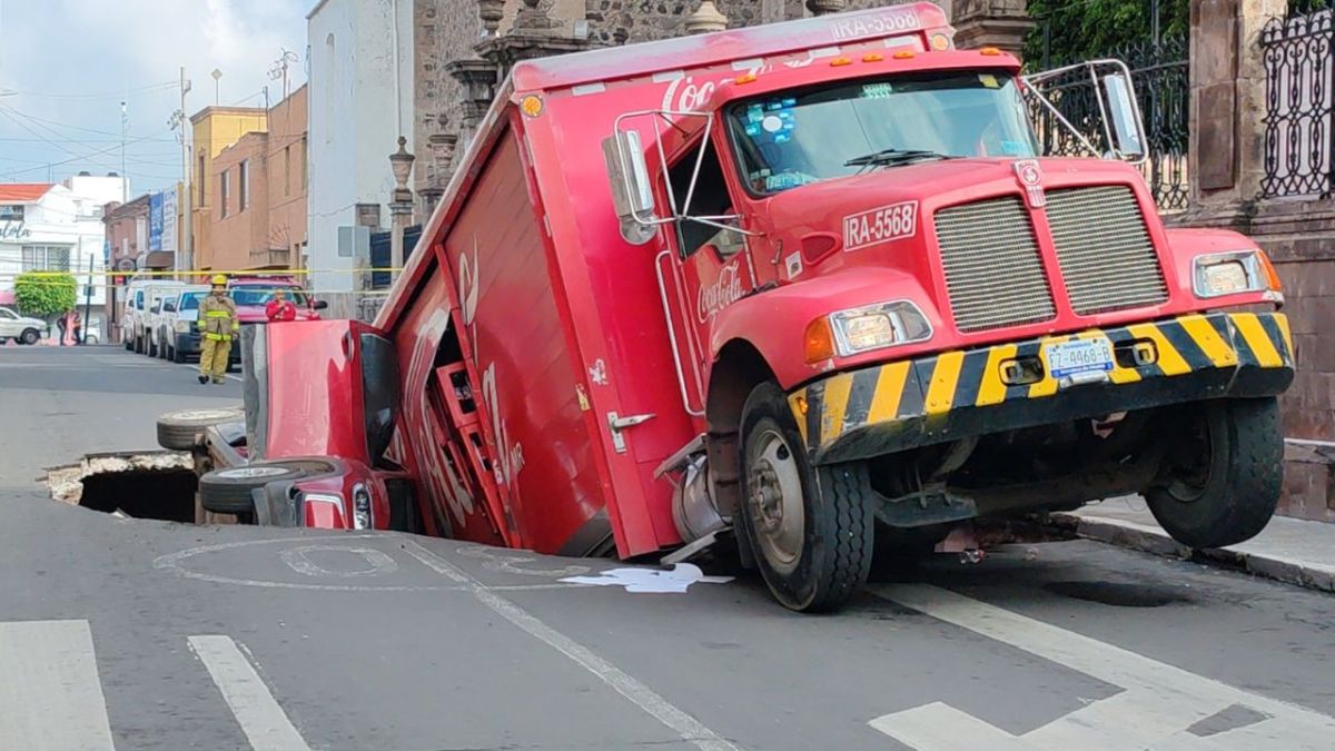 Socavón se tragó a vehículo familiar y camión de Coca Cola en Irapuato