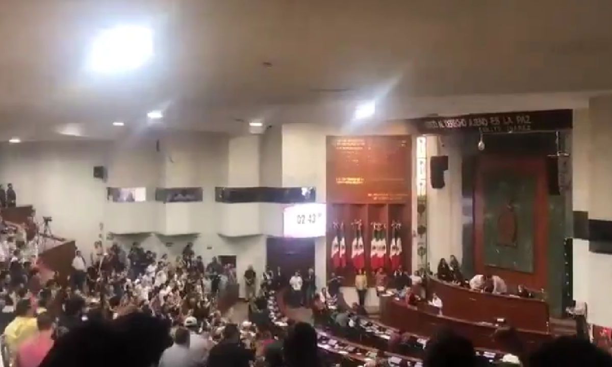 Irrumpen universitarios en Congreso de Sinaloa al grito: “Fuera Rocha”