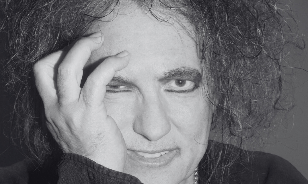 Robert Smith retratado para Capitol Records.