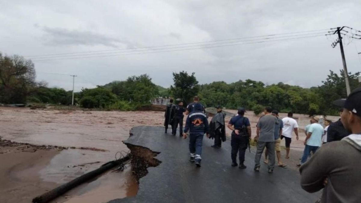 Las lluvias originadas por la tormenta tropical John provocaron el colapso del puente del río Curio en el municipio de Coyuca de Catalán.