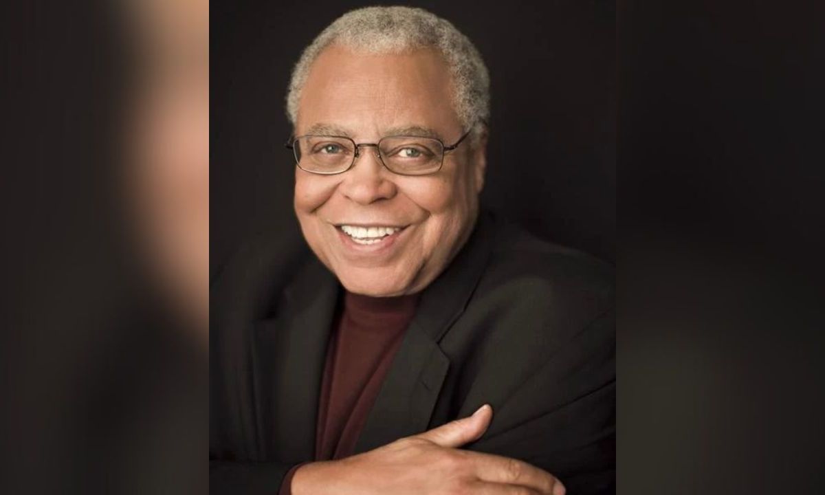 Él era James Earl Jones, quien daba voz a Darth Vader