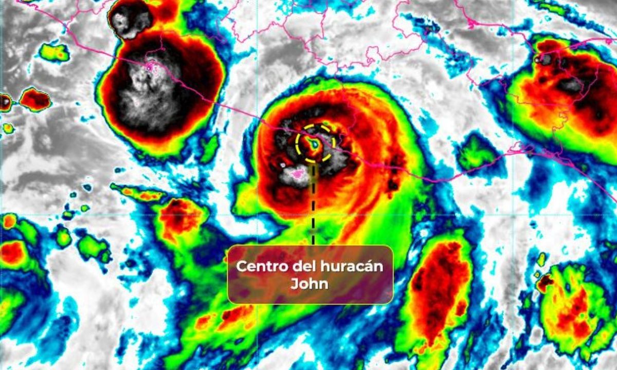 Huracán ‘John’ ya es categoría 3; tocará tierra en Guerrero