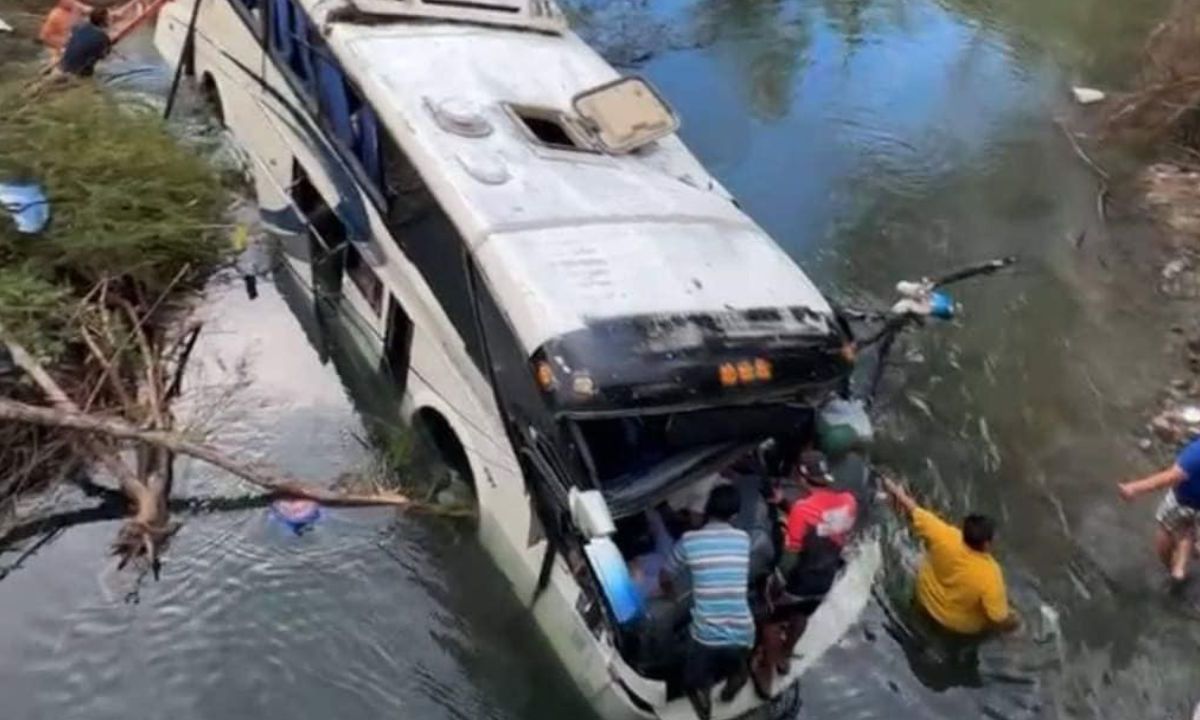 Autobús turístico vuelca en el tramo carretero La Hincada-El Naranjero; hay 25 heridos