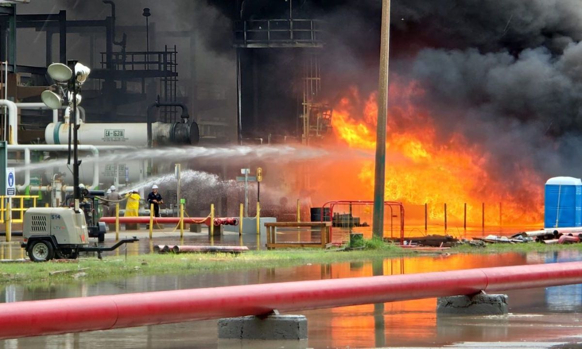 Se registra incendio en refinería de Salina Cruz