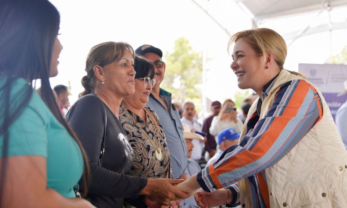 Maru Campos entrega apoyos educativos, de vivienda y obras, en Chihuahua