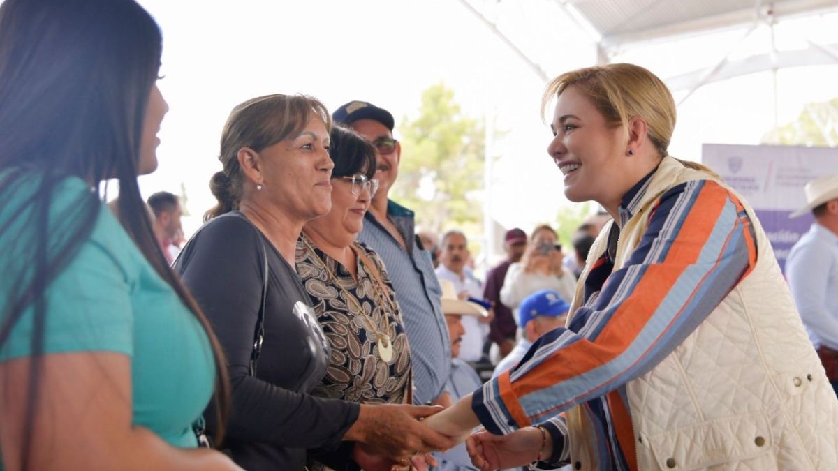 Maru Campos entrega apoyos educativos, de vivienda y obras, en Chihuahua