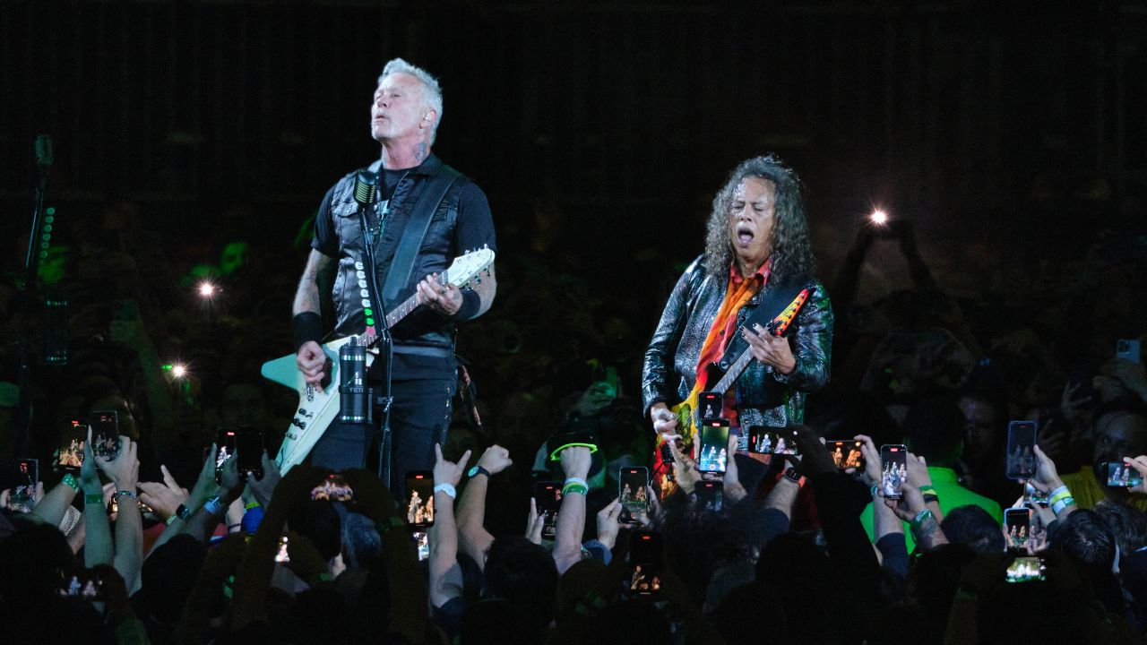 Metallica performs “La Chona” in Mexico