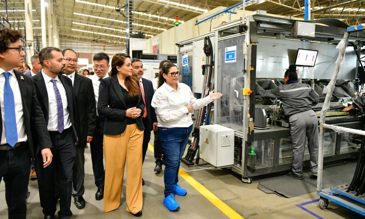 La gobernadora realizó un recorrido por la planta de Minth en Aguascalientes, donde conoció sus procesos de producción