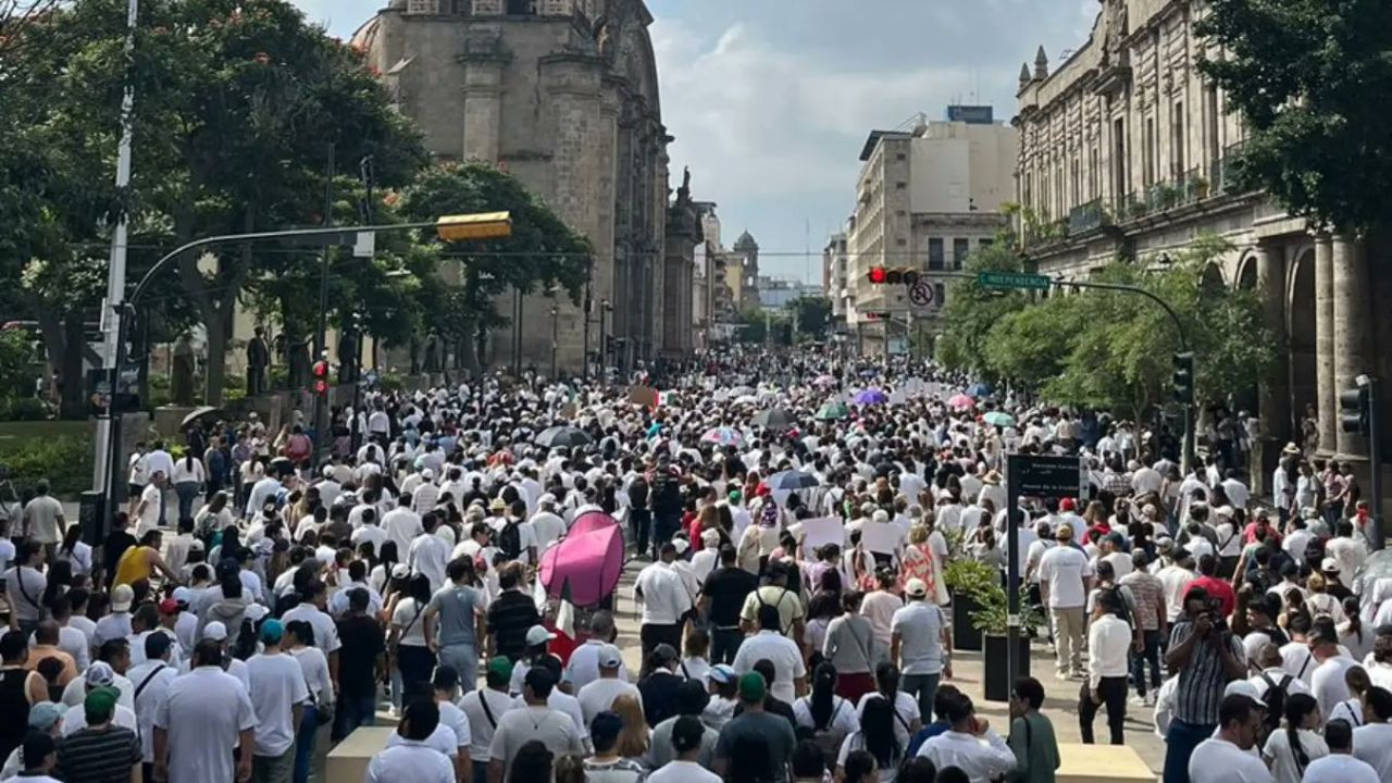 Thousands of people marched to defend the victory of Pablo Lemus and Verónica Delgadillo