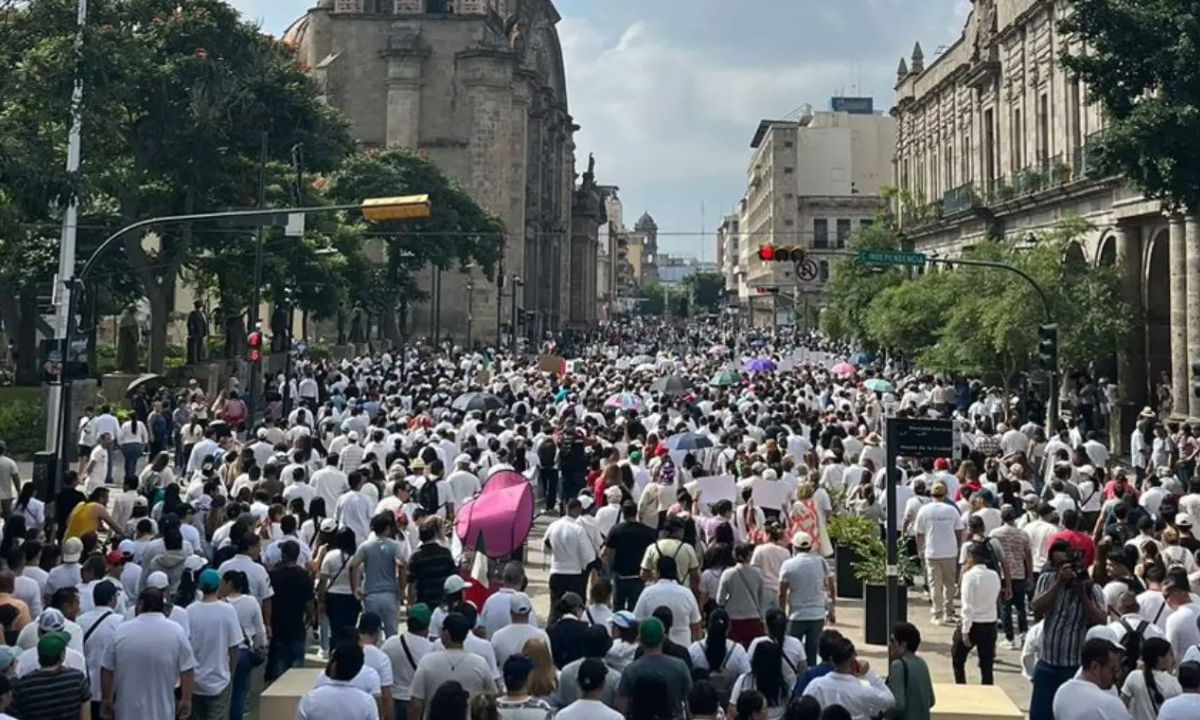 Miles marchan en defensa del triunfo de Pablo Lemus y Verónica Delgadillo