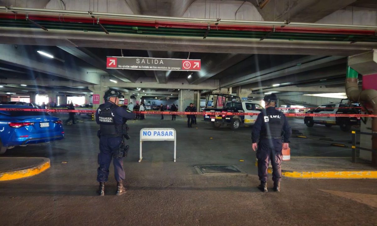 Hallan cuerpo en un vehículo en el estacionamiento de la Plaza Cosmopol