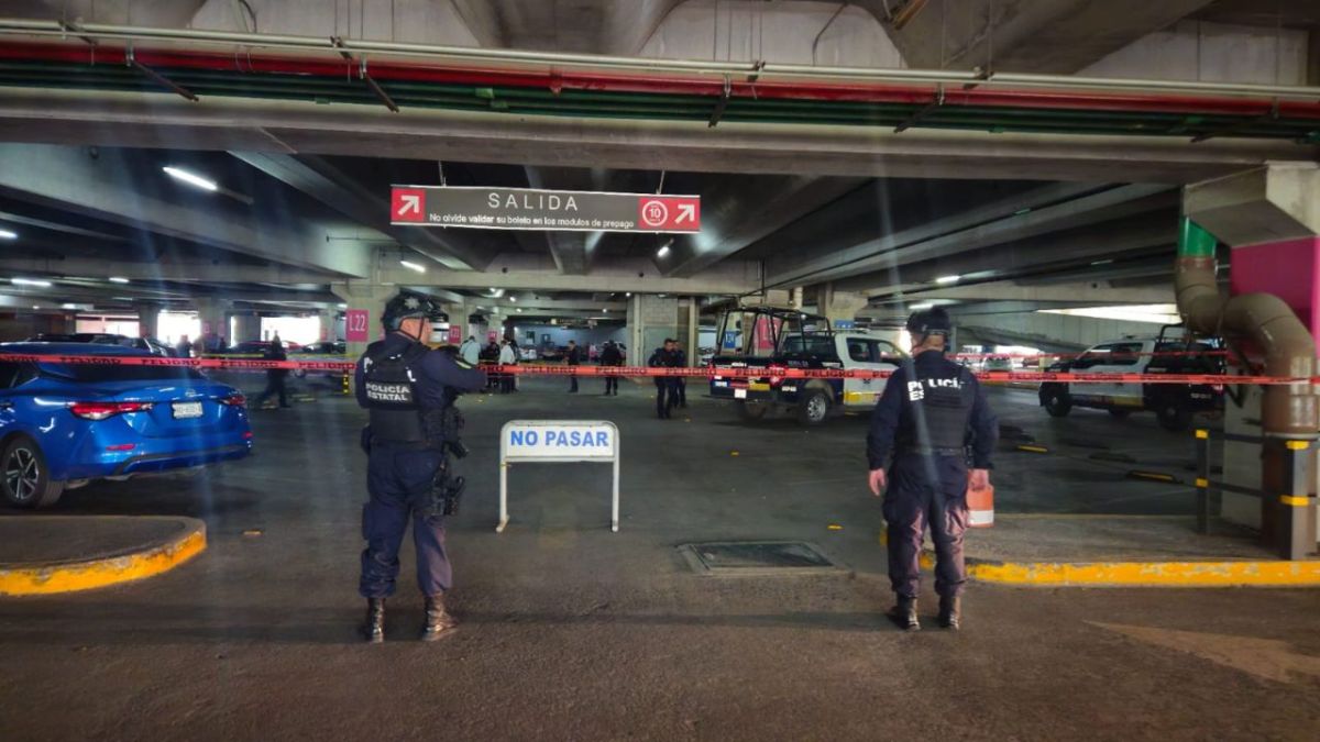 Hallan cuerpo en un vehículo en el estacionamiento de la Plaza Cosmopol