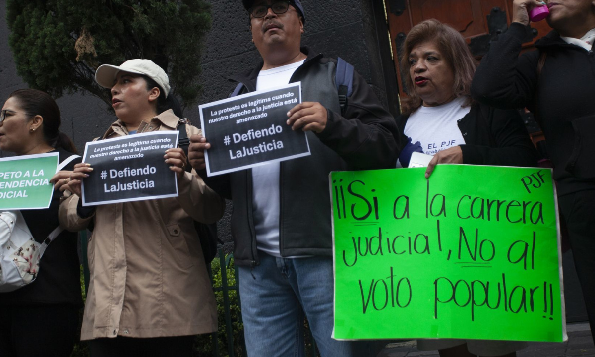 Los colectivos de la UNAM e Ibero se dieron cita a la movilización, por lo que llegaron al Ángel de la Independencia, minutos antes de las 9:00 horas de la mañana.