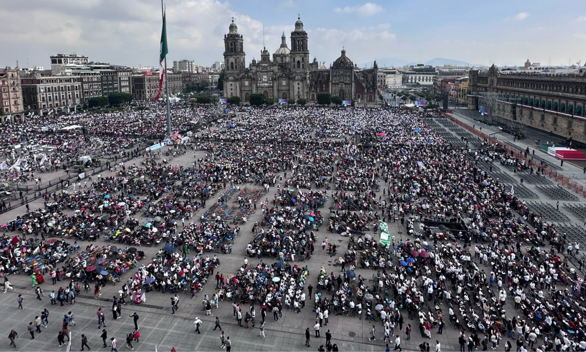 A media hora del Sexto Informe de Gobierno del presidente Andrés Manuel López Obrador, miles se reunen