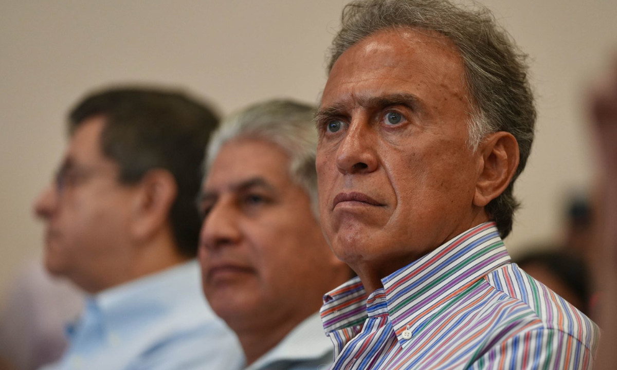 Entre gritos de “traidor” rinde protesta Miguel Ángel Yunes Linares como senador; debate con Marko Cortés