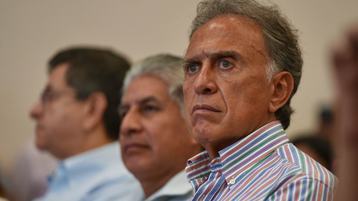 Entre gritos de “traidor” rinde protesta Miguel Ángel Yunes Linares como senador; debate con Marko Cortés