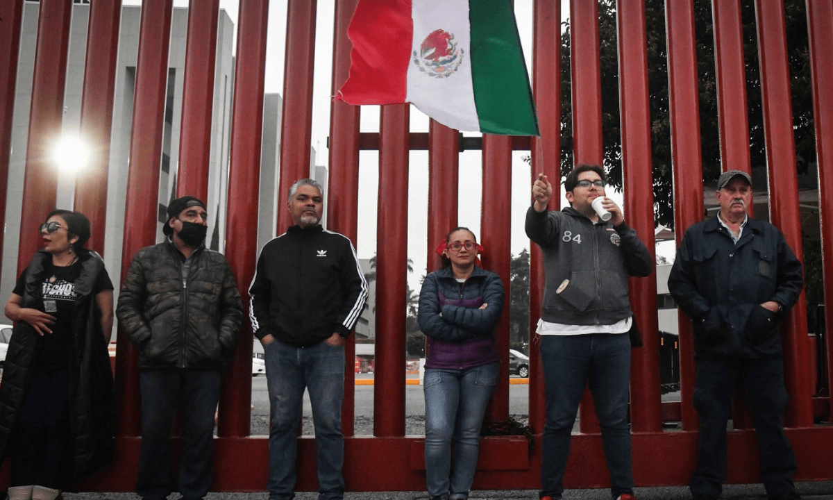 Trabajadores del PJ bloquean la entrada principal de San Lázaro