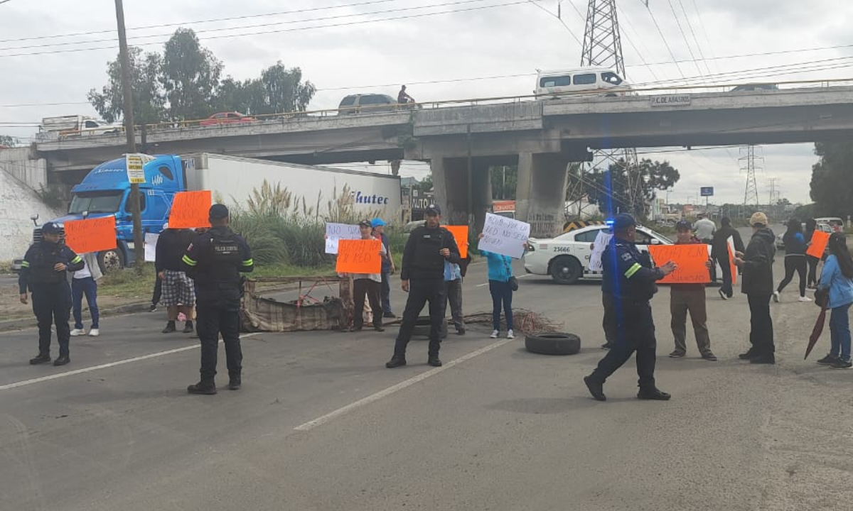 Habitantes de Ecatepec se manifiestan en la carretera Lechería-Texcoco