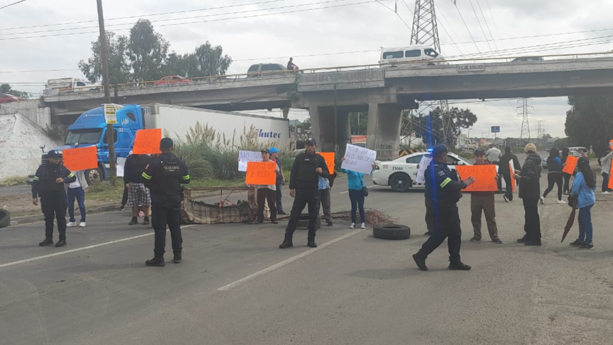 Habitantes de Ecatepec se manifiestan en la carretera Lechería-Texcoco