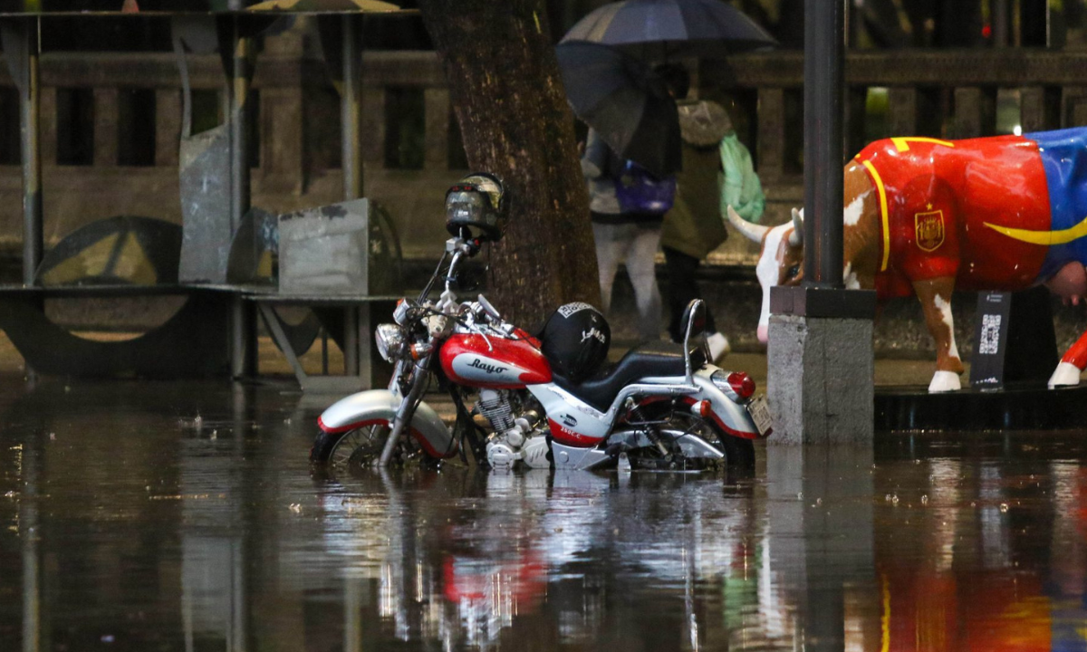 afectaciones fueron reportadas la noche de este lunes derivado de las fuertes lluvias en zonas de la capital