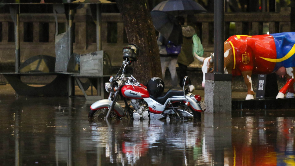 afectaciones fueron reportadas la noche de este lunes derivado de las fuertes lluvias en zonas de la capital