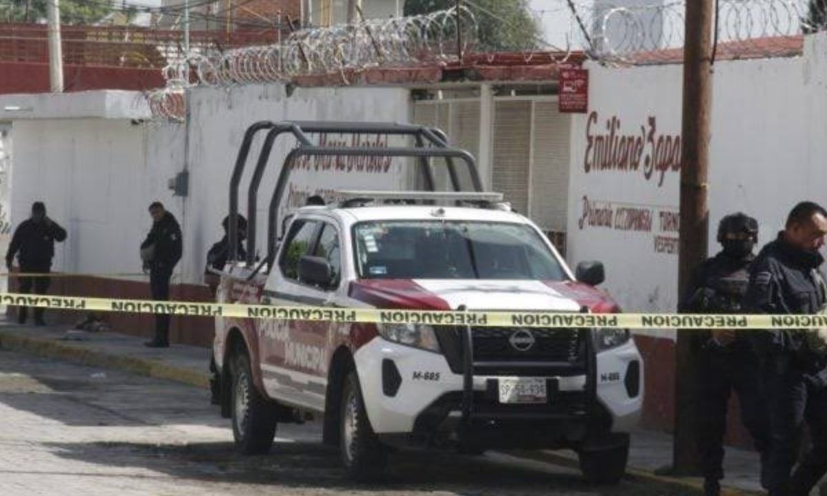 Sujetos armados asesinaron a tiros a un presunto delincuente al interior de una primaria en San Martín Texmelucan.