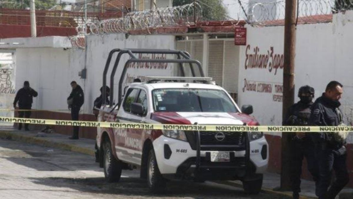 Sujetos armados asesinaron a tiros a un presunto delincuente al interior de una primaria en San Martín Texmelucan.