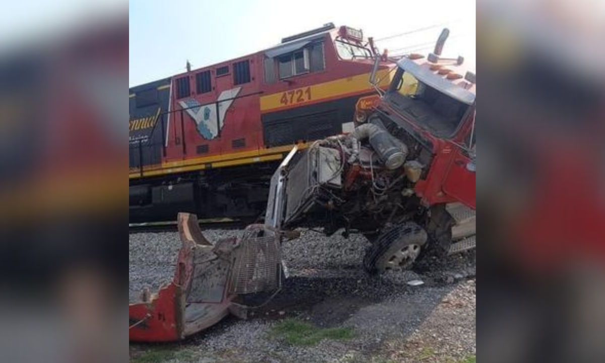 Trailero intenta ganarle el paso al tren en Santa Catarina y choca; quedó lesionado.