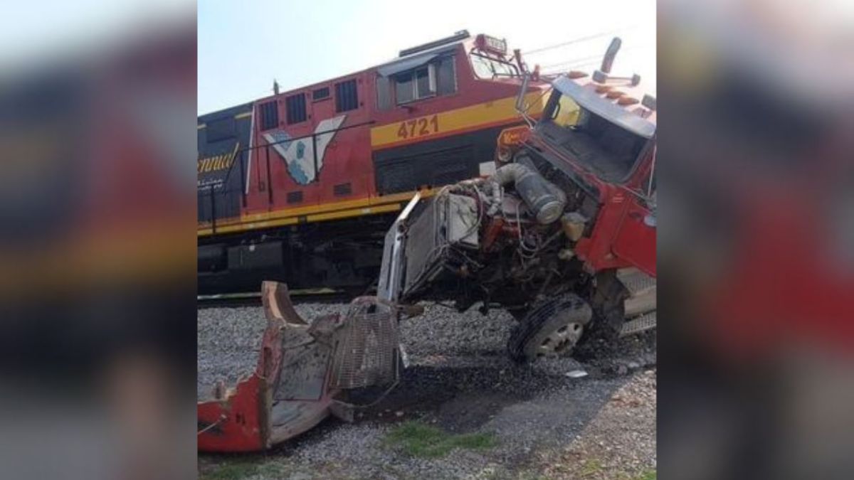 Trailero intenta ganarle el paso al tren en Santa Catarina y choca; quedó lesionado.