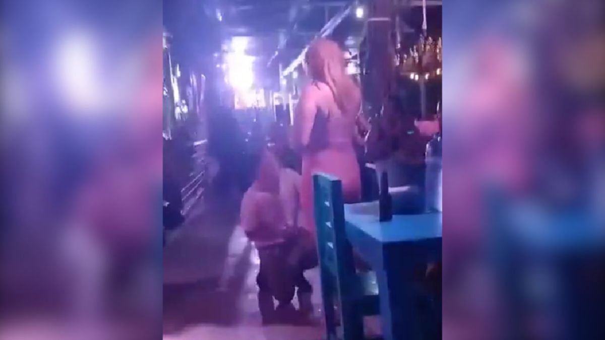 Cliente de un bar pide matrimonio a una bailarina en Tabasco