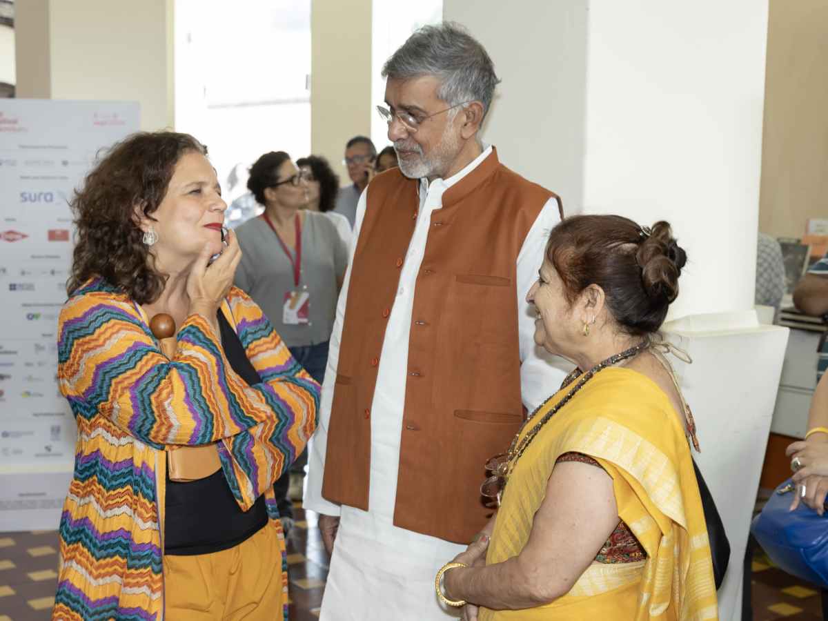 Cristina La Roche en conversación con el Premio Nobel de la Paz, Kailash Satyarthi.