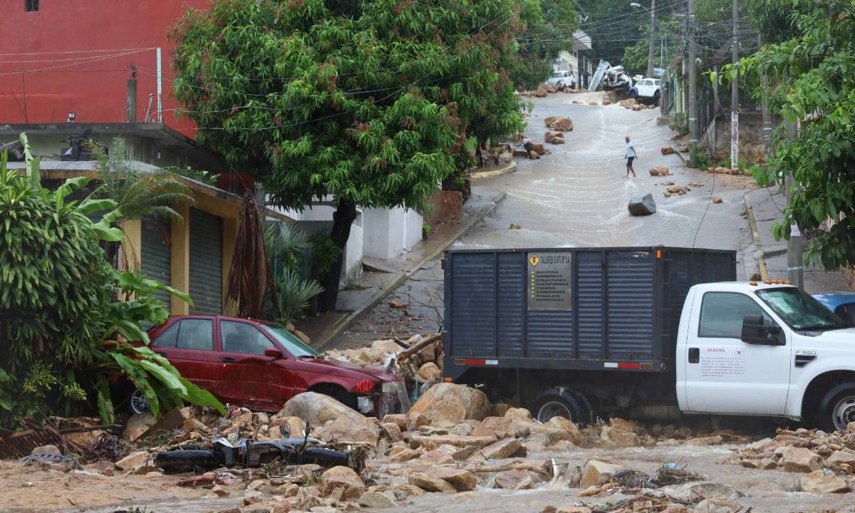 Las lluvias que no paran en Guerrero por los efectos de 'John', provocaron que en la parte alta de Acapulco quedara incomunicada