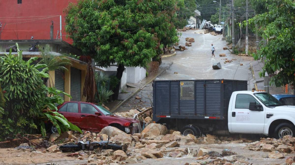 Las lluvias que no paran en Guerrero por los efectos de 'John', provocaron que en la parte alta de Acapulco quedara incomunicada