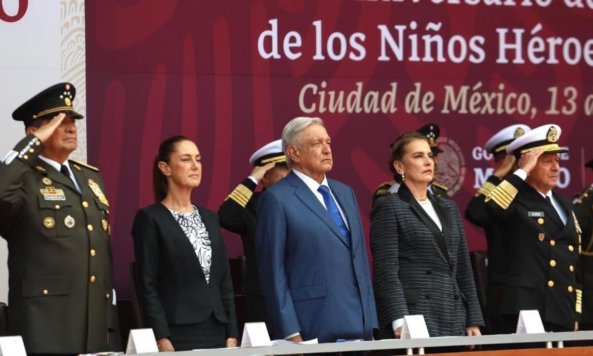 AMLO recorrió el camino hacia el Altar a la Patria, como parte de 177 aniversario de la Gesta Heroica de los Niños Héroes de Chapultepec