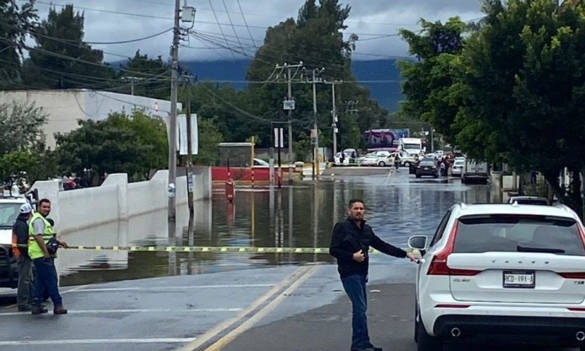 Este mediodía la tormenta tropical 'John' volvió a tocar tierra, ahora en las inmediaciones de Aquila, Michoacán.