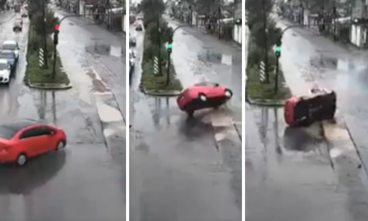 Un automóvil volcó luego de caer en un enorme bache, en una avenida de Puebla; el hoyo ya había sido reportado varias veces por los vecinos.